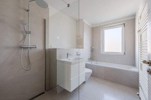 Bad mit Dusche und Wanne - 