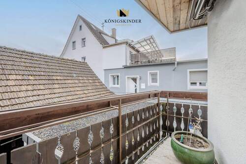 Ein kleiner Balkon ist auch dabei. - 