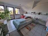 Schlafzimmer im Dachgeschoss mit Ausgang auf den B - 
