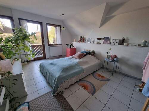 Schlafzimmer im Dachgeschoss mit Ausgang auf den B - 