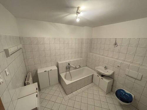 Bad mit Wanne und WC - 