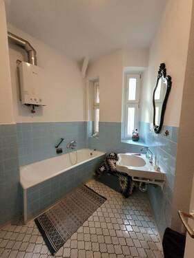 Bad mit Wanne und Fenster - 