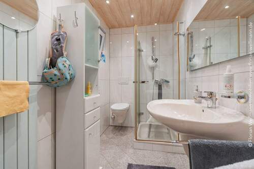 Badezimmer 4,65 m² mit Fußbodenheizung (Hochparterre Wohnung) - 