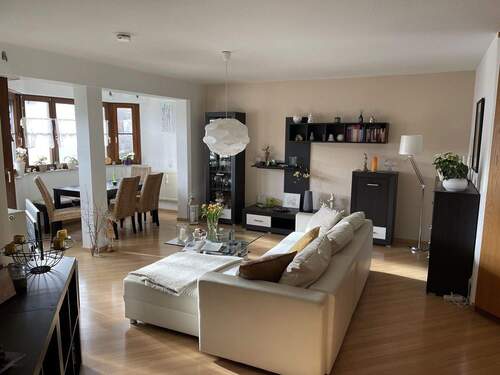 Wohnzimmer - Provisionsfrei - Zentrumnahe 3-Zimmer-Wohnung in gepflegtem Mehrfamilienhaus