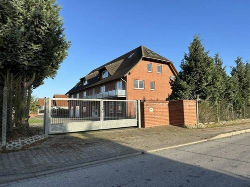 Anliegerstraße mit Zufahrt Ostseite - 