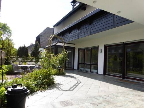 Süd-Terrasse, Blick 1 - WOHNEN WIE IM BUNGALOW! Hübsche 4 ZW im EG (max. 3 Pers.) mit Einbauküche, Souterrain-Bereich, Garten, Terrasse direkt am Schmausenbuck.