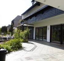 WOHNEN WIE IM BUNGALOW! Hübsche 4 ZW im EG (max. 3 Pers.) mit Einbauküche, Souterrain-Bereich, Garten, Terrasse direkt am Schmausenbuck. - Nürnberg Mögeldorf