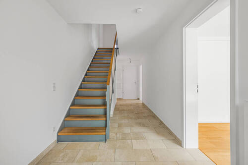 Eingangsbereich mit Treppe - Reihenendhaus mit 227,40 m² in München zum Kaufen