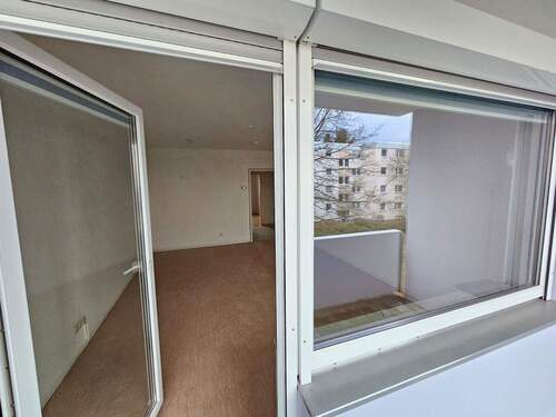 Blick vom Balkon in die Whg - Etagenwohnung mit 61,00 m&sup2; in Nürnberg zum Kaufen