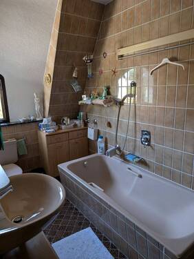 Bad OG mit Fenster - 
