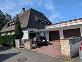 Gebäudeansicht - 2 Fam.Haus ( 2x 4 ZW vermietet) mit kleinem Anbau ( 2x 1 ZW frei), Walmdach, Bj 76, Waldrandlage Laufamholz