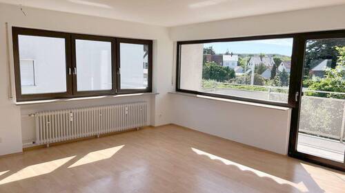 Bild 1 - Frisch getüncht! - Helle, großzügige 4 Zi-Whg Wohnung mit Garage und großem Balkon in Fürth