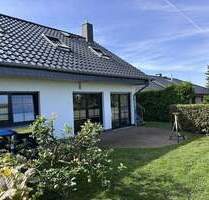 Einfamilienhaus mit Einliegerwohnung und idyllischem Grundstück in ruhiger Ortsrandlage und Blick auf die umliegenden Felder bis hin zum Torgelower Se - Neu Schloen
