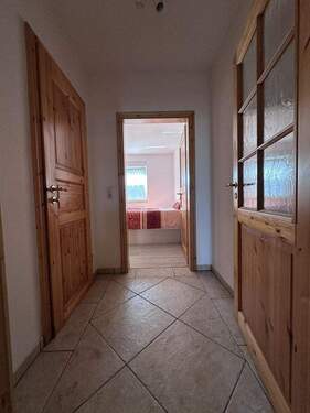 Schlafzimmer mit Vorflur und Zugang zum zugehörigen Badezimmer - 