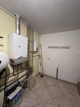 Hauswirtschaftsraum mit separatem Hauseingang - 