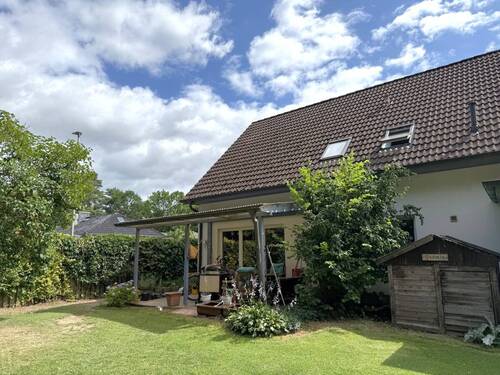 Rückansicht - Verbundenes Einfamilienhaus mit Süd- West Terrasse und Carport in gewachsener ruhiger Ortslage