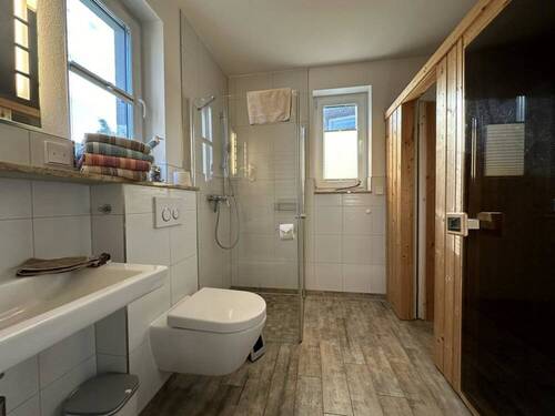 Badezimmer I im Erdgeschoss mit Dusche & Sauna - 