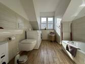 Badezimmer II im Dachgeschoss mit Wanne - 