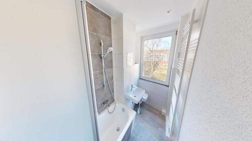 Bad mit Wanne - NEU saniert - Duschaufsatz aus Echtglas - Deckenspots - 7m² großer Balkon