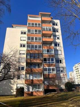 Hausansicht - Fernsicht und Seesicht - 2 Zimmerwohnung im 7. Obergeschoss eines Hochhauses zu verkaufen