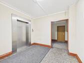 Hausflur/Aufzug - 6 Zimmer Etagenwohnung zum Kaufen in Berlin