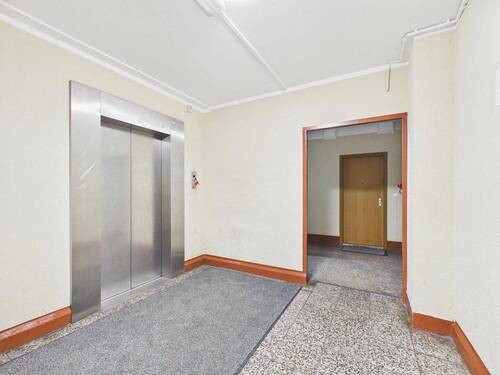 Hausflur/Aufzug - 6 Zimmer Etagenwohnung zum Kaufen in Berlin