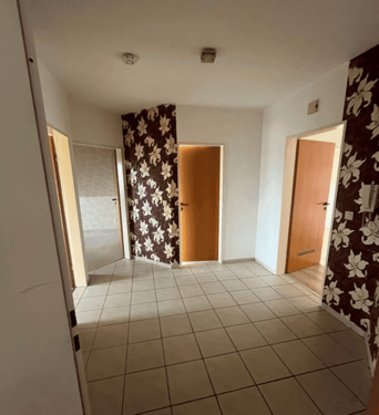 Heller Flur mit Türen - 