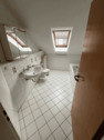 Badezimmer mit Dachfenster - 