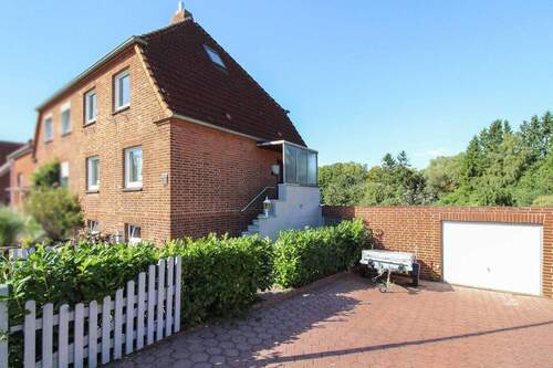 Außenansicht - Charmante Doppelhaushälfte auf Erbpachtgrund mit großem Garten und Gestaltungspotenzial