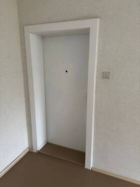 Wohnungstür - Etagenwohnung mit 85,70 m² in Bitterfeld-Wolfen zur Miete