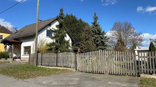 Außenansicht und Zufahrt - Einfamilienhaus mit 109,00 m&sup2; in Belgern zum Kaufen