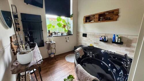 Badezimmer mit Badewanne - 