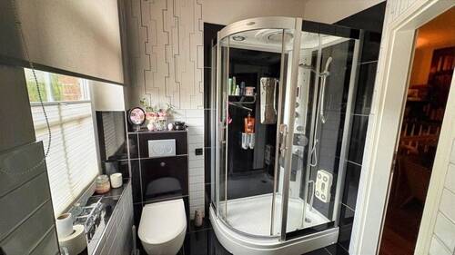 Badezimmer mit Dusche - 