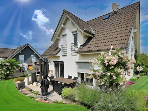 Hausrückseite mit Terrasse - RESERVIERT!! Modernes Familienhaus in ruhiger Lage mit großzügigem Wohnkomfort