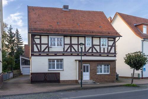 Vorderansicht - Geräumiges Fachwerkhaus mit vielseitigen Nebengebäuden