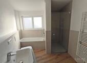 EG-TL-Bad-mit-Dusche-und-Wanne - ** ERSTBEZUG! 4,5 Zi.-EG-Wohnung + gr. Grt., 108 qm Wfl., hochwertige Bauweise, modern und schick **