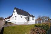 Straßenansicht - Modernisiertes Einfamilienhaus in Ostseenähe