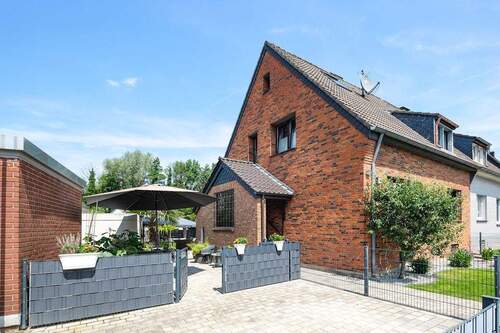 Langenfeld - Rietherbach 46 - Eingangsseite - 4 Zimmer Doppelhaushälfte zum Kaufen in Langenfeld