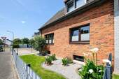 Langenfeld - Rietherbach 46 - Straßenseite - 4 Zimmer Doppelhaushälfte in Langenfeld