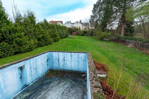 Sanierungsbedürftiger Pool - 