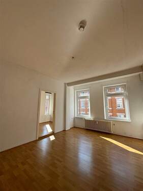 Wohnzimmer mit Durchgang zum halben Zimmer - Etagenwohnung mit 53,80 m² in Kiel zur Miete