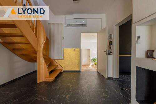 Flur mit Treppenhaus - 