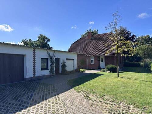 Zufahrt und Nebengelass - 