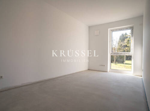 Ein geräumiges Kinderzimmer mit Blick ins Grüne - 