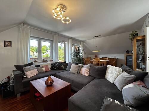 Wohnzimmer - Wenig Hausgeld und viel Platz: Moderne 4-Zimmer-Wohnung mit zwei Balkonen in Kassel-Harleshausen!