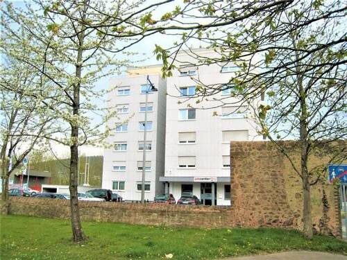 Geba¨ude Ansicht Eingang - 18 Familien-Haus, plus Büro Jobzenter plus gewerblicher Anbau