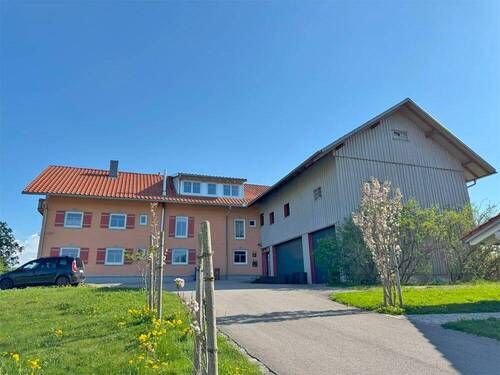 Ansicht von Norden - Exklusive 6 Zi-Mietwohnung in kernsaniertem Bauernhaus in Randlage
