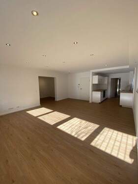 Wohn- und Esszimmer - Lichthelle 2,5-Zimmer-Souterrainwohnung - hochwertig modernisiert