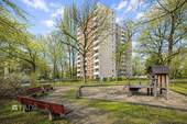 Gebäude komplett mit Spielplatz im Frühling - 
