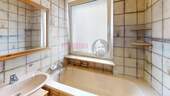 Badezimmer mit Fenster und Wanne - 